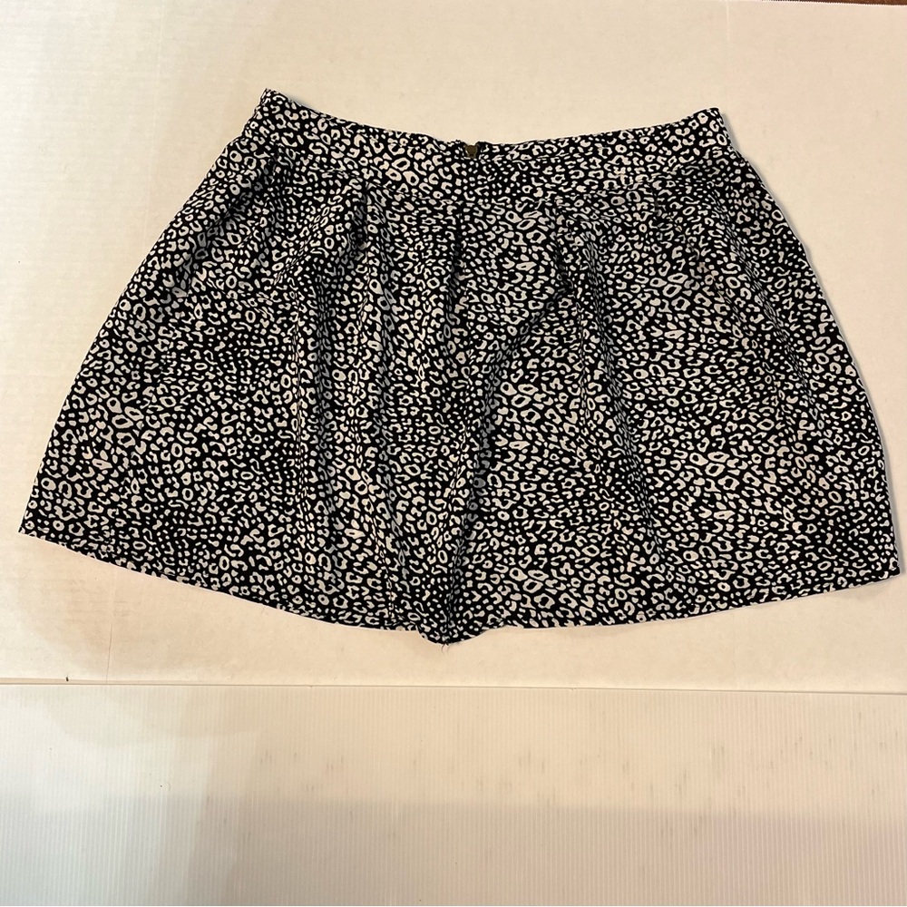 Aeropostale short skirt mini women’s XL, black‎ white animal print